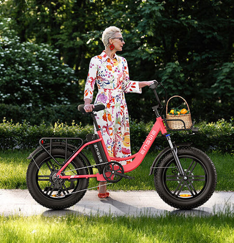Eine Dame steht neben Engwe L20, E-Bike Damen