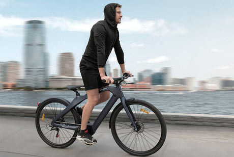 ein Mann auf ENGWE MapFour N1 Pro 