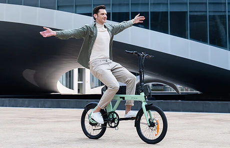 ein Mann auf ein Pedelec ENGWE P20 