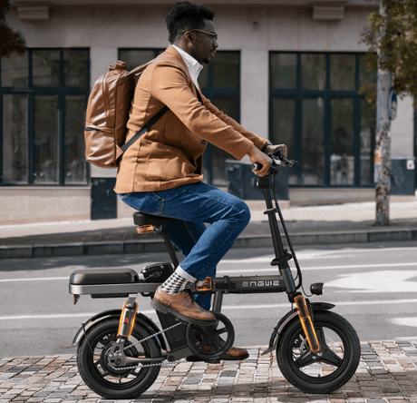 ein Mann auf mini e bike engwe t14 
