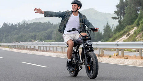 Ein Mann fährt glücklich ein ENGWE M1 E-Bike , das wie ein Motorrad aussieht 