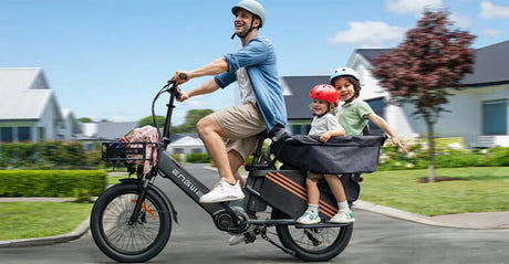 Ein Mann fährt mit seinem Kind ein ENGWE LE20