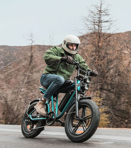 ein Mann fährt mit dem schnellstesn e bike engwe m1 