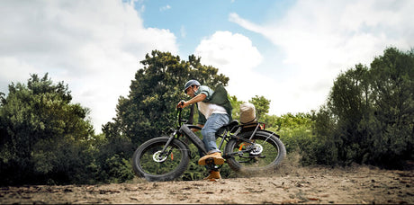Ein Mann fährt mit einem E-Bike fur Herren auf der sandigen Straße