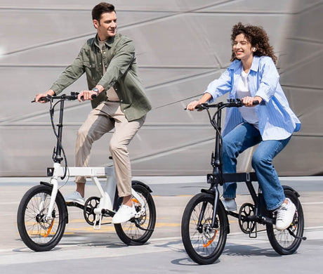 zwei Leute fahren mit e-bikes