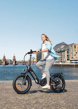 eine Dame auf faltbares e bike ENGWE L20 3.0 Pro  