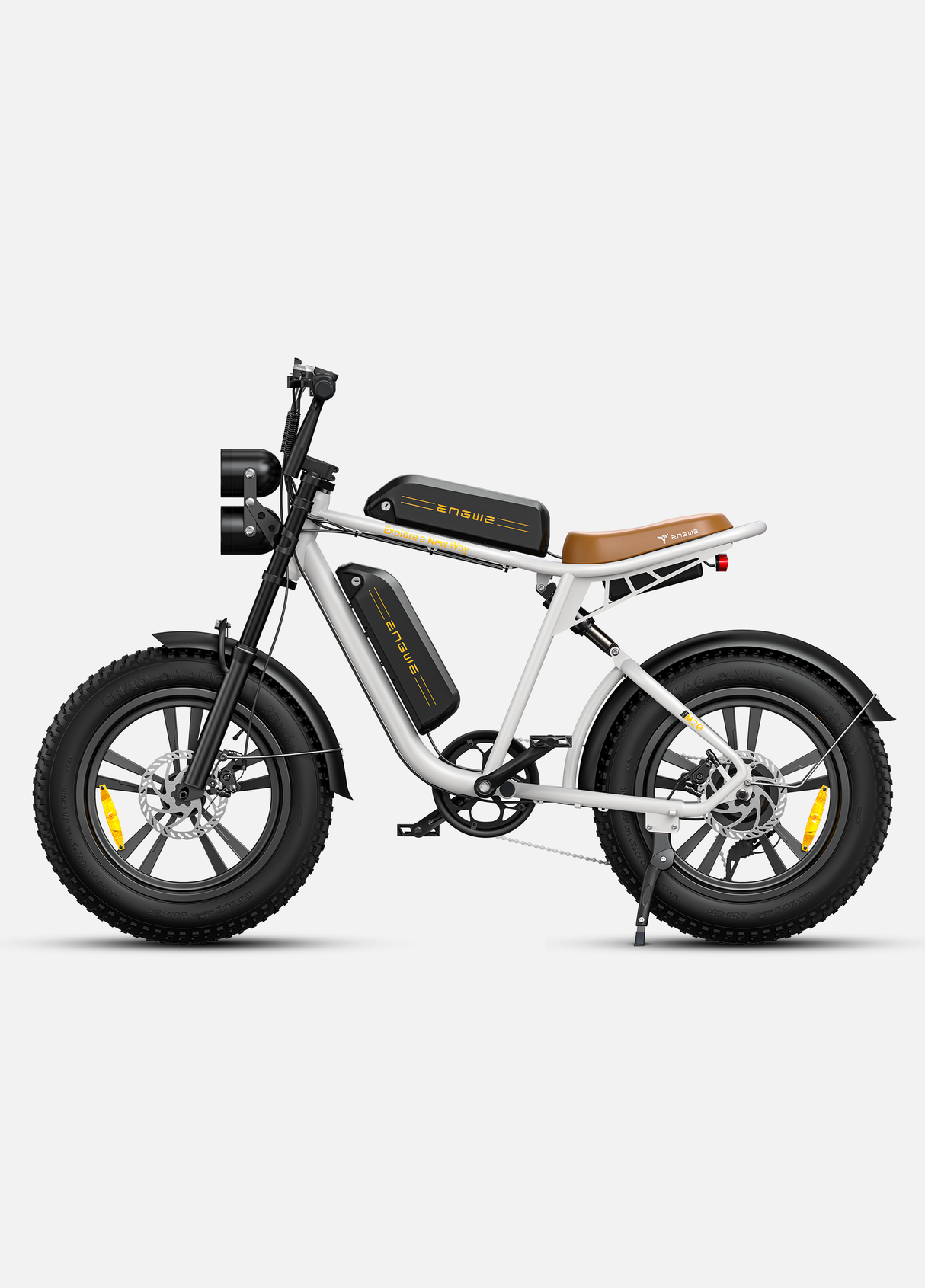 Ein weißes Engwe M20 E-Bike mit Doppelbatterien