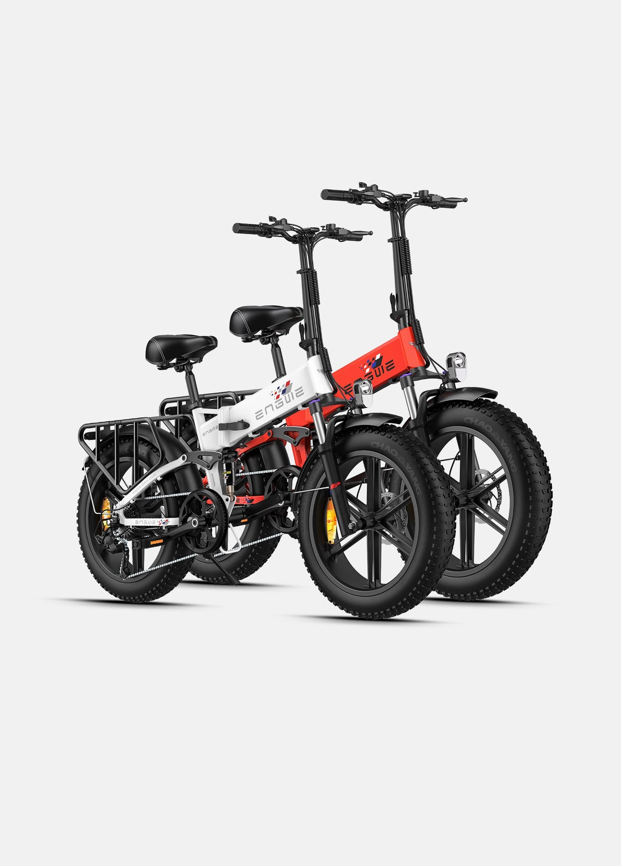 ein weißer und ein roter Engine x E-Bikes