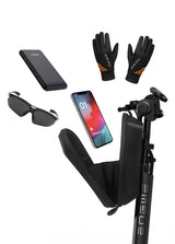 In der Tasche finden Powerbanks, Sonnenbrillen, Handschuhe, Mobiltelefone usw. Platz.